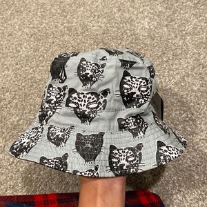 brand new (with tags) reversible volcom outer banks bucket hat size small/medium